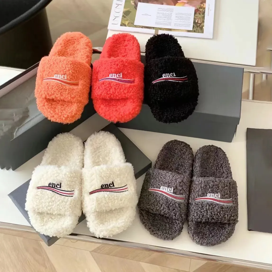 2024 neuer Wintersticker Casual Schuhe Outdoor Flat Slide Sandal Tazz Rases Luxurys Designer Slipper Fuzzy Sandale Fluffy Teddybär Slipper Frau Black White Box