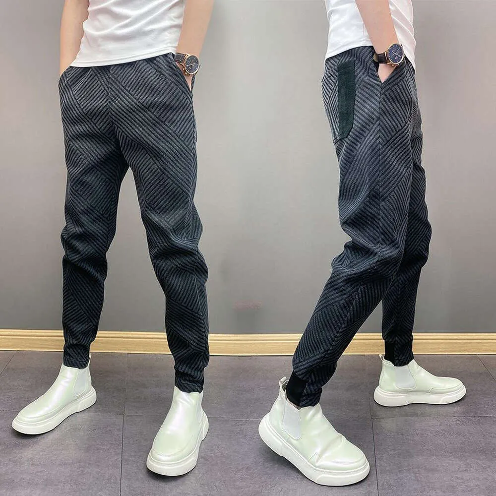 Les nouveaux leggings rayés Instagram pour hommes d'automne et d'hiver sont polyvalents et tendance, associés à des bottes Martin, un jean décontracté coupe ajustée