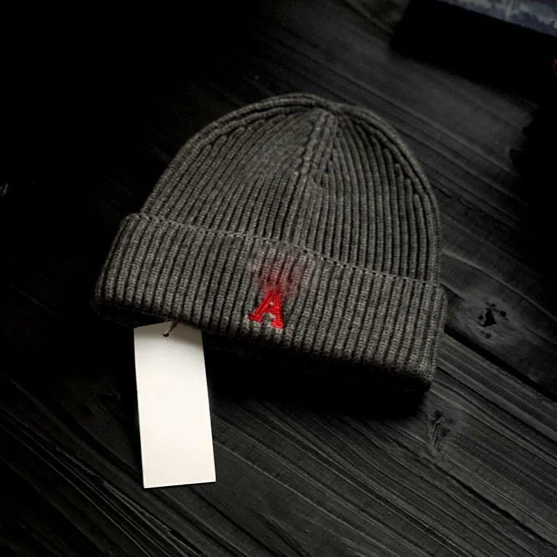 Berretti Beanie/Skull AMI Cappello lavorato a maglia Love A ricamo donna designer Beanie Cap cappello di lana flangiato caldo paio cappello da sci freddo