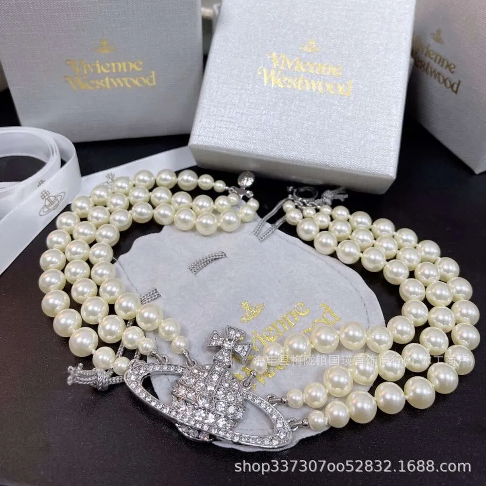 Le design exquis du collier Western Empress Dowagers Saturn avec une version haute est à la mode et ludique.