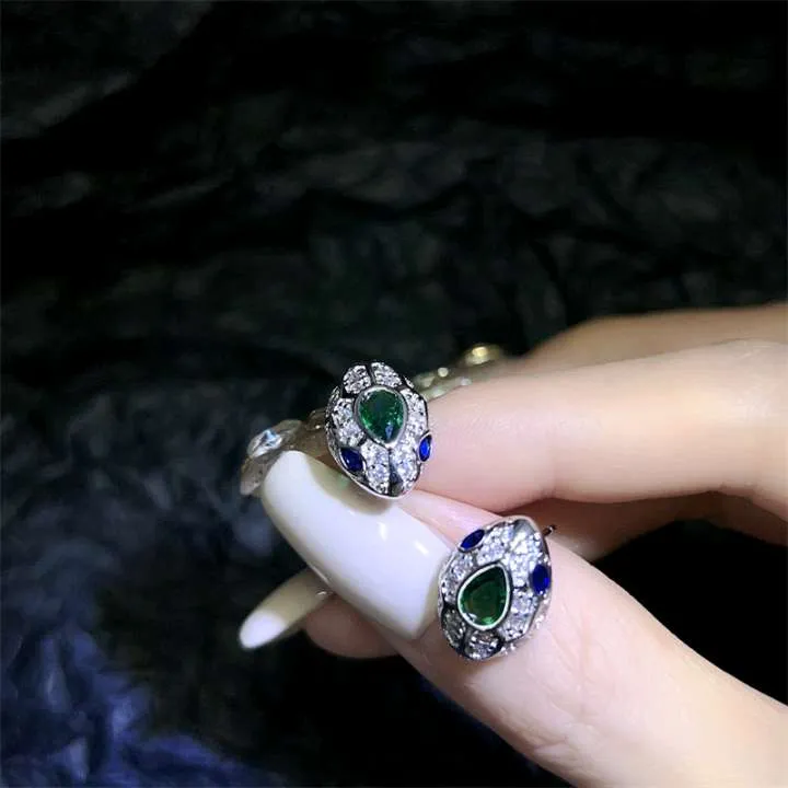 Stud Designer Collectie Stijl Stud Oorbellen Inleg Tsjechische Zirkoon Diamant Robijn Saffier Verguld Goud Groene Ogen Slang Slang Slangachtige Oorclip