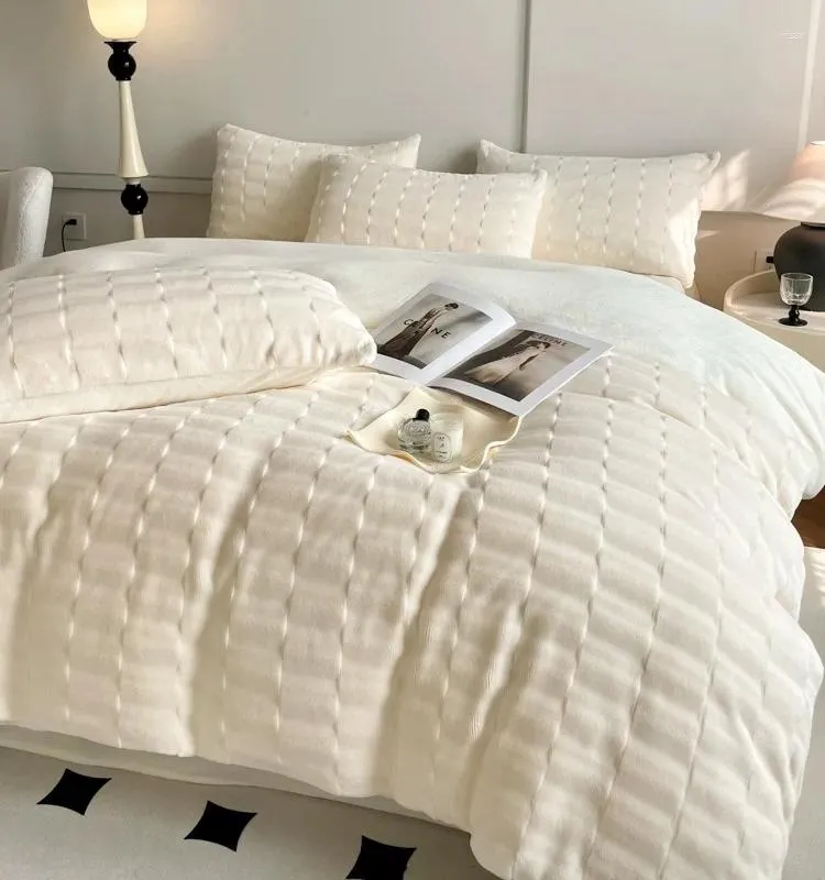 Juegos de ropa de cama Sábanas de coral de cuatro piezas de terciopelo de leche gruesa Funda de edredón Ropa de cama blanca de otoño e invierno.