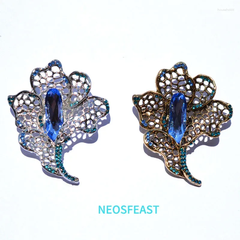 Broches Bijoux de mode strass délicat lys cristal broche couleur argent femmes fleur Hallow broche dame élégant cadeau de mariage accessoire