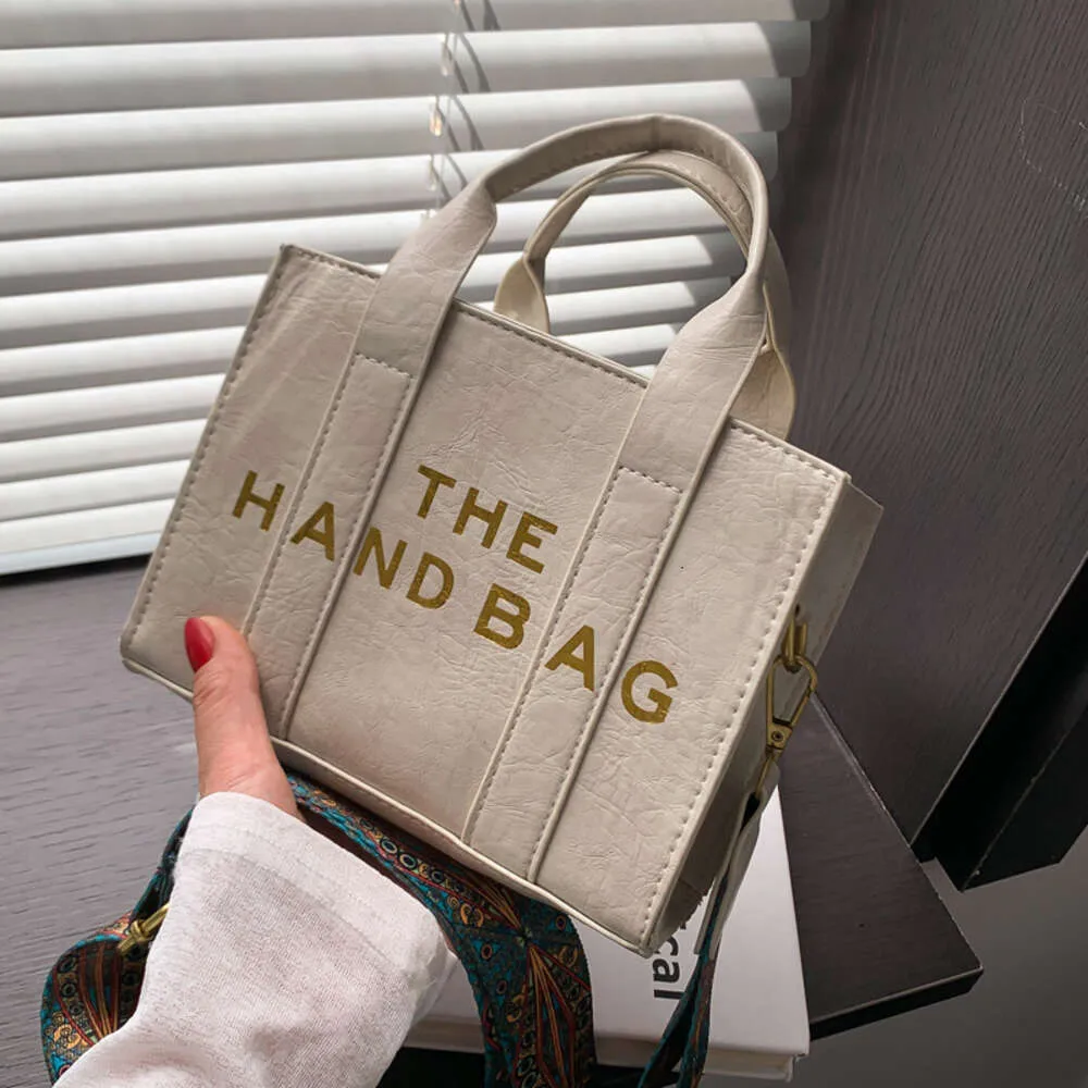 新しい韓国語版の光沢のあるハンドバッグは、2024年にファッション用に設計されたInstagramの女性の人気のある手紙を運ぶCrossbody Bagです。