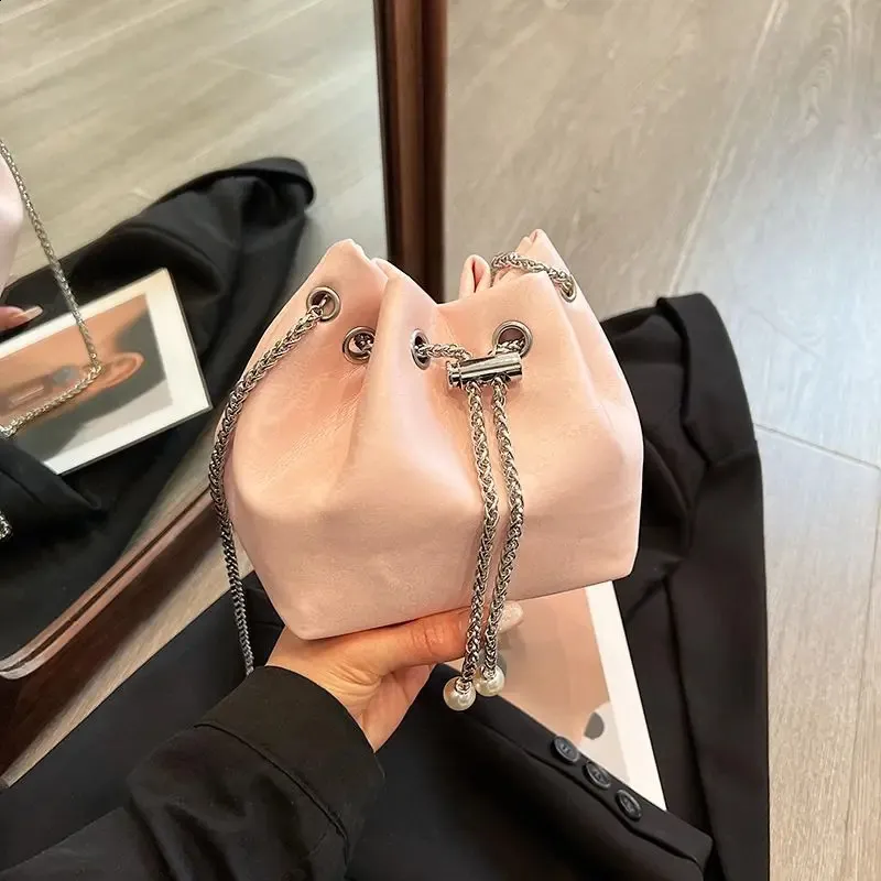 Simple bucket bag best sale