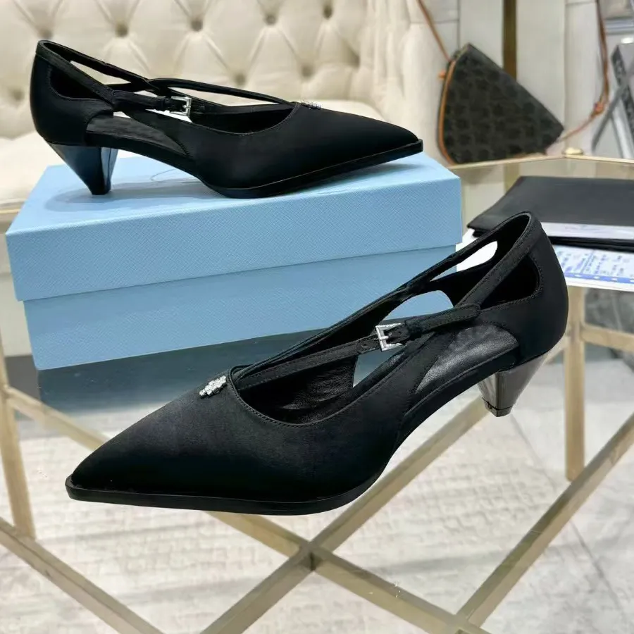 Designer Di Lusso Di Alta Qualita Sandali Donne Da 5 Cm A Basso Tacco A Basso Tallone Raso Con Punta Di Punta Scarpe Da Punta Caviglia Caviglia Scarpe Da Sposa Caviglia Da