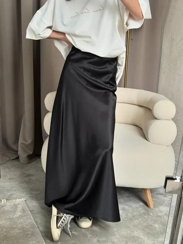 Robe trop courte : ne la rangez plus, cette pièce à glisser dessous la rend ultra-chic