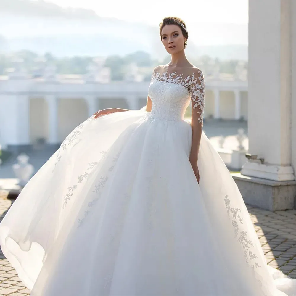 Vestidos De Novia Románticos: Elegante Vestido De Novia De Cuello