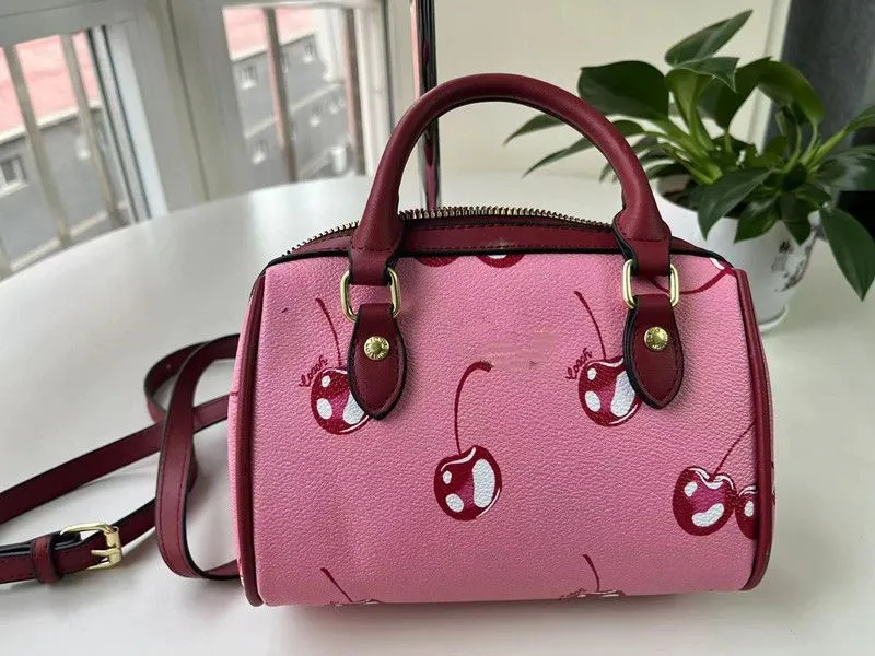 トートバッグ KIRSH Cherry 3D Graphic Enamel Handbag Pink KKRSBBG508MPIA DHgate.com:Mini Pink Cherry Crossbody Bag - Luxury Leather