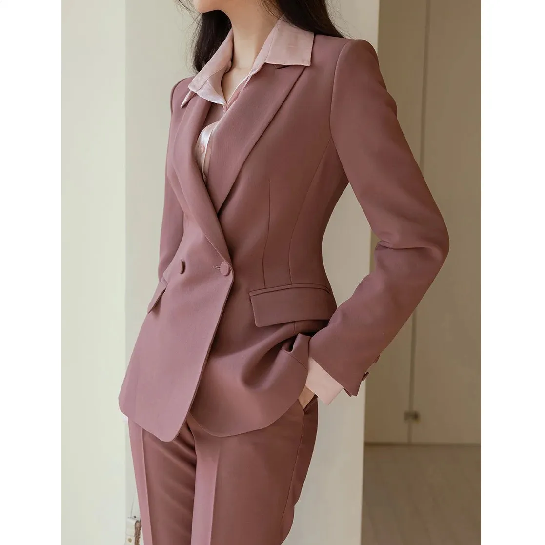 Moda Senhoras Calça Terno Formal Feminino Escritório Negócios Trabalho Wear  Blazer E Calças 2 Peça Conjunto Com Bolso Chique Roupas Femininas 240813 De  $328,94 | DHgate, image size:1117x1117