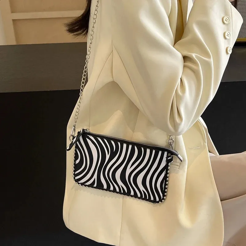 Leopard Print Crossbody Bag with Chain Strap - Fashionable Mobile Phone Leopard Print purse for Women, Ideal for Travel and Vacation - Shoulder Leopard Print Crossbody Bag with Chain Strap - Fashionable Mobile Phone Leopard Print purse for Women, Ideal for Travel and Vacation - Shoulder