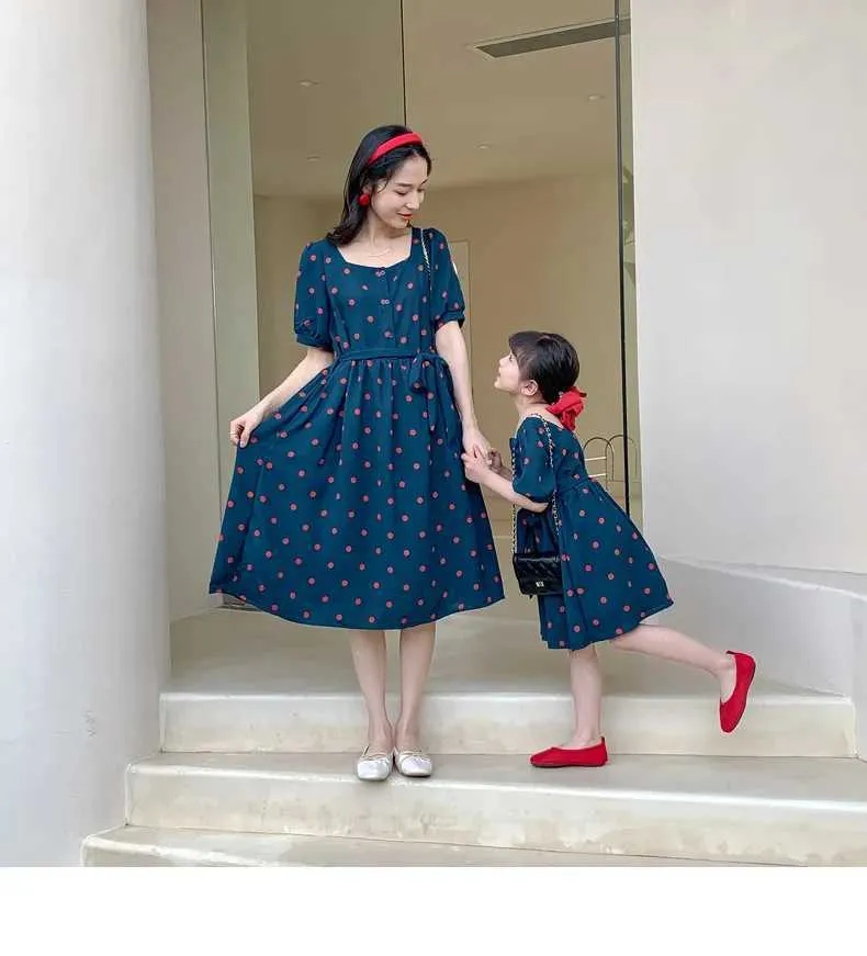 Mom Daughter Matching Dress Set Short Length Summer Clothing Fits True to Size from Dhgate Family Matching Outfits - price 18.41 Mom Daughter Matching Dress Set Short Length Summer Clothing Fits True to Size from Dhgate Family Matching Outfits - price 18.41