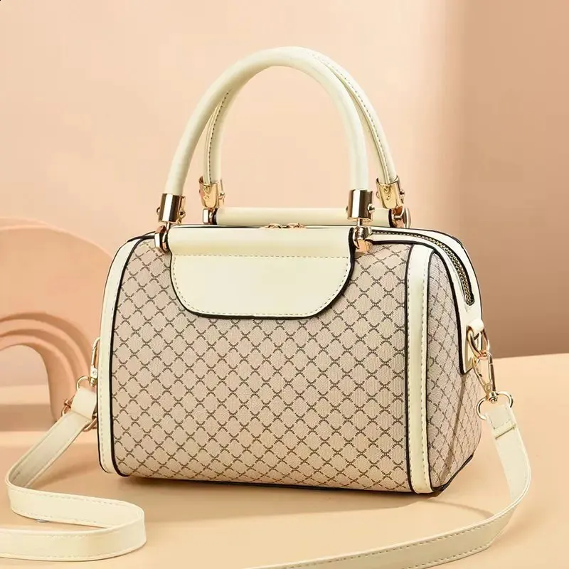 女王蜂 qb Luxury Big Shoulder Bag 新品未使用 女王蜂 qb Luxury Big Shoulder Bag 新品未使用 - メルカリ