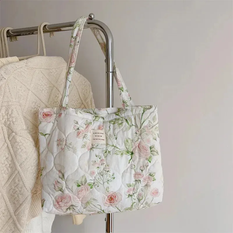 人気【MARGARIN FINGERS】★ FLORAL QUILTED TOTE BAG (CREAM)★ DHgate.com:Floral Quilted Tote Bag - Trendy Padded Shoulder