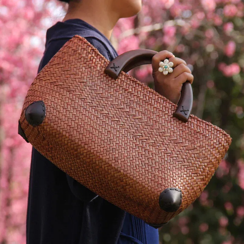 Woven Bucket Bag with Wooden Handle Perfect for Leisure