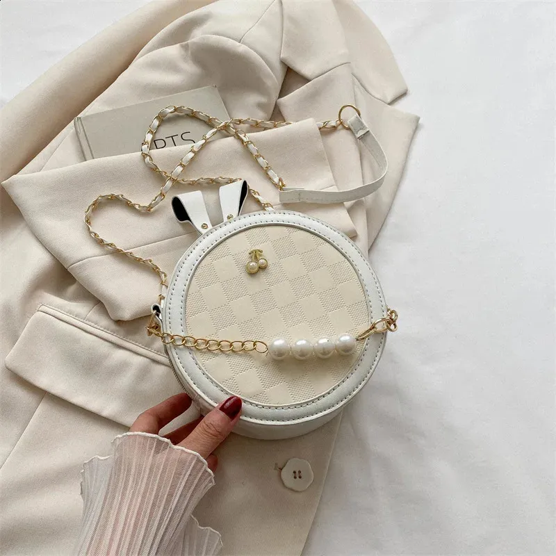 DHgate.com:Y2K Style Chain Shoulder Bag - Chic Contrast