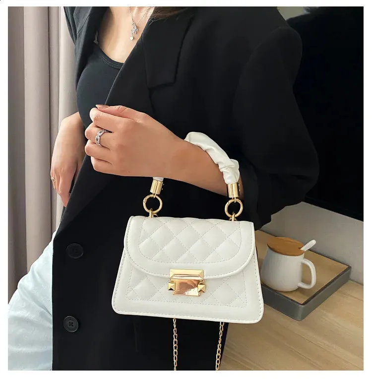 DHgate.com:Chic Chain Handbag: Korean Fashion Small Square
