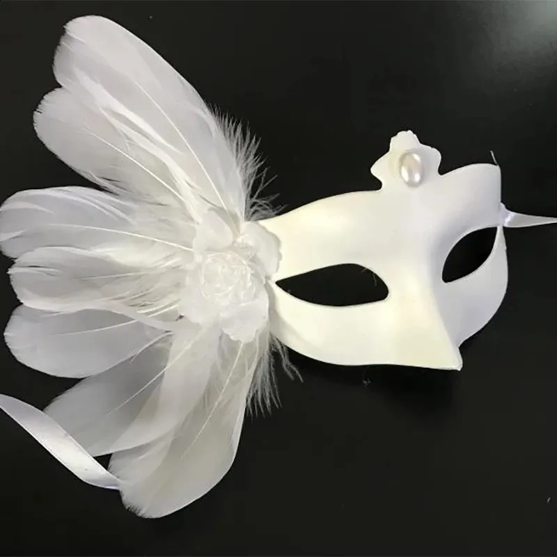 Venetiaanse carnaval masker met veren, en typisch elementen in de