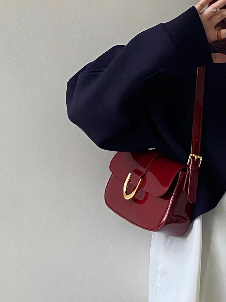 DHgate.com:Womens Black Glossy Shoulder Bag: Vintage Hasp
