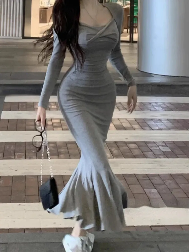 Elegant Long-Sleeved Gray Dress with Fitted Silhouette
