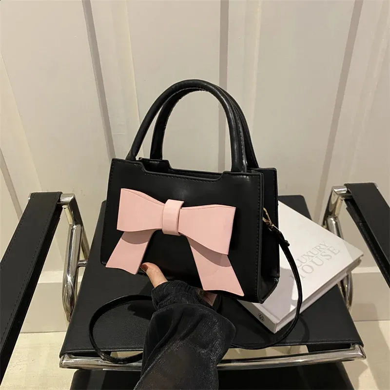クラッチバッグ GG Moire Fabric Handbag with Bow and Crystals 7d33b7cc-9971-4f69-87b7-