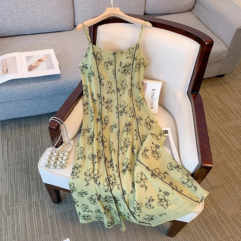 Plus-Size Women's Silk Floral Pattern Dress for Travel Plus-Size Women's Silk Floral Pattern Dress for Travel