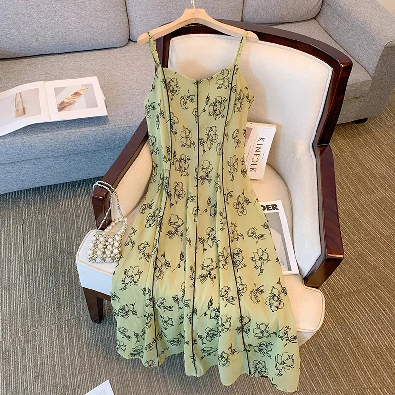 Plus-Size Women's Silk Floral Pattern Dress for Travel Plus-Size Women's Silk Floral Pattern Dress for Travel