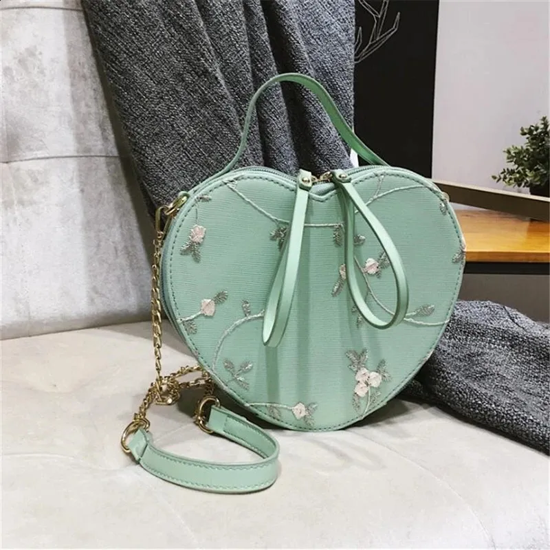 é Heart pouch shoulder strap bag epine epine（エピヌ）の「e Heart pouch shoulder strap bag heart studs