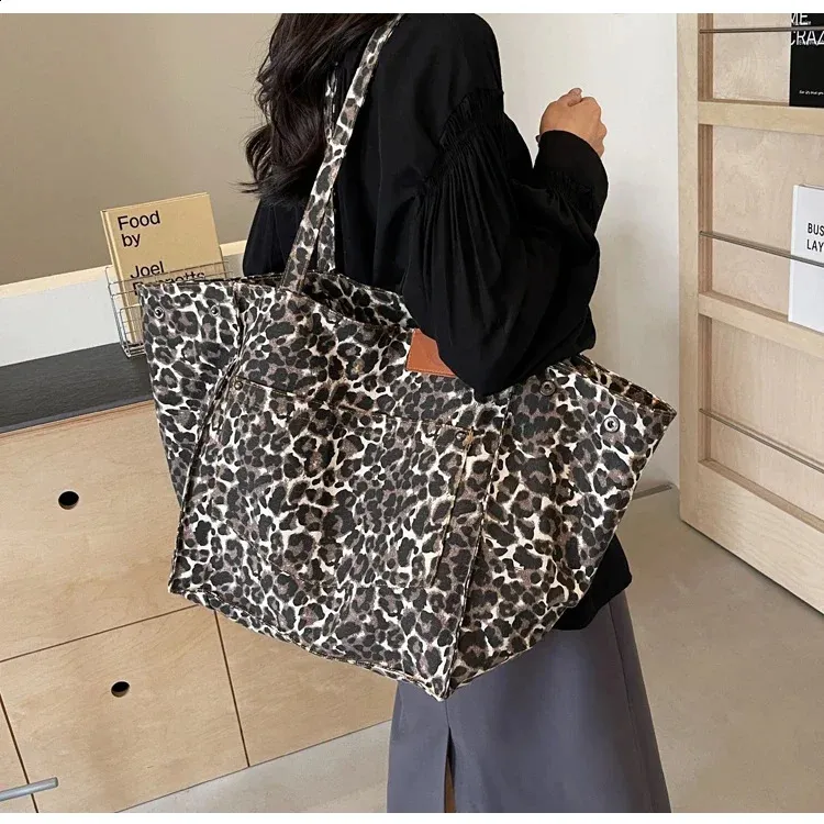 DHgate.com:Leopard Print Canvas Tote Bag with Magnetic