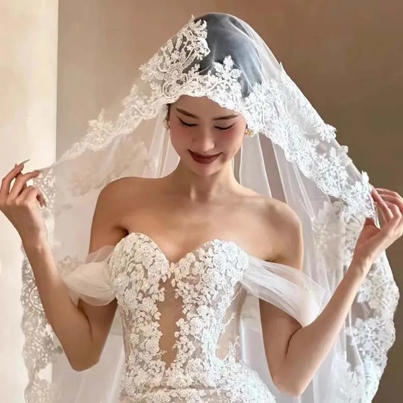 Chapel length wedding veil with 3 lace appliqués Wholesale Chapel Length Veil Floral Lace Trim Bridal Veil main image 4