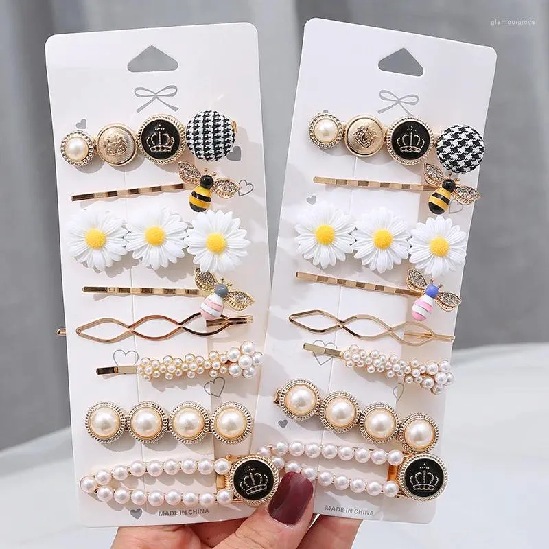 8-piece Set of Small Pearl and Daisy Flower Hair Clips for  display picture 1
