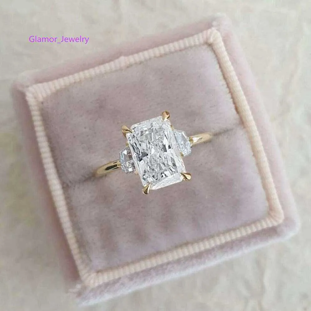 Bague Moissanite taille émeraude 3.00CT, bague de fiançailles à 3 pierres, taille émeraude et Cadellic, or jaune 18 carats