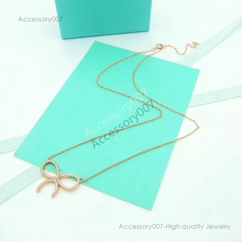 Collier de bijoux de créateursCollier d'arc en acier inoxydable Créateur de mode Pendentif d'amour pour femmes Cadeau de bijoux de vacances avec boîte