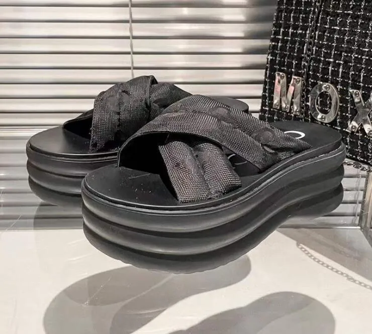 Verão elegante marca mulheres sandálias sapatos mulheres plataforma slide apartamentos senhora flip flops acolchoado sola de borracha de náilon meados de salto andando deslizamento no chinelo