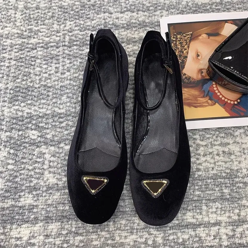 Topuklu instep deri kayış ışıltılı orta topuklu ayakkabılar siyah kadife kadınlar elbise ayakkabı tasarımcısı sandaletler kadın topukları 4.5cm alçak topuk düğün