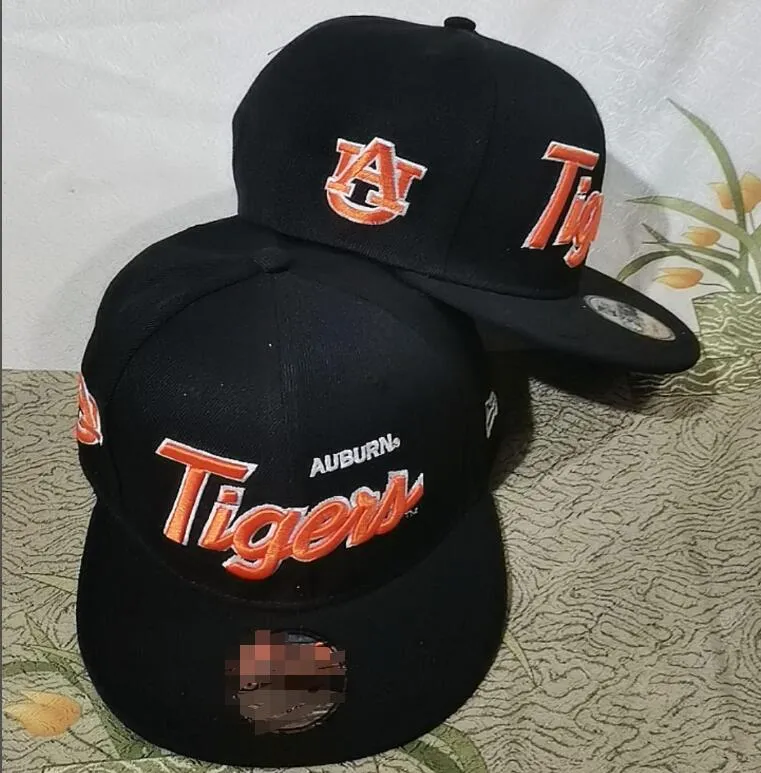 2024 All Team Fan's USA College Baseball regolabile Alabama Crimson Auburn Tigers Cappello sul campo Mix Ordine Taglia Chiuso Flat Bill Base Ball Snapback Caps Bone Chapeau a2