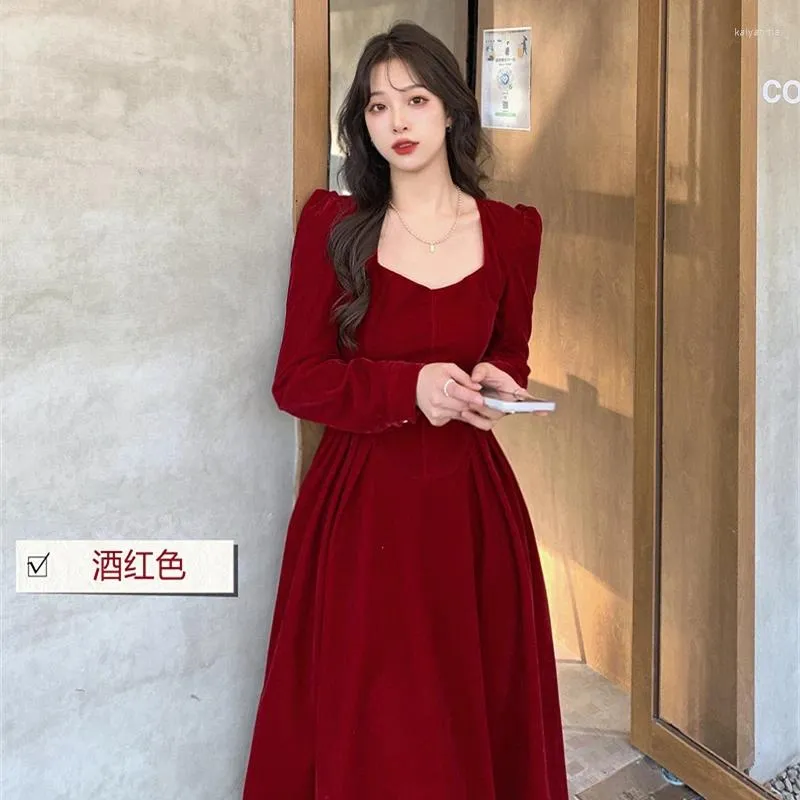 Casual Dresses French Vintage Autumn Winter Solid Midi Vestdios Quality Square Collar Velvet Black Party Dress Warm Christmas Red Lady