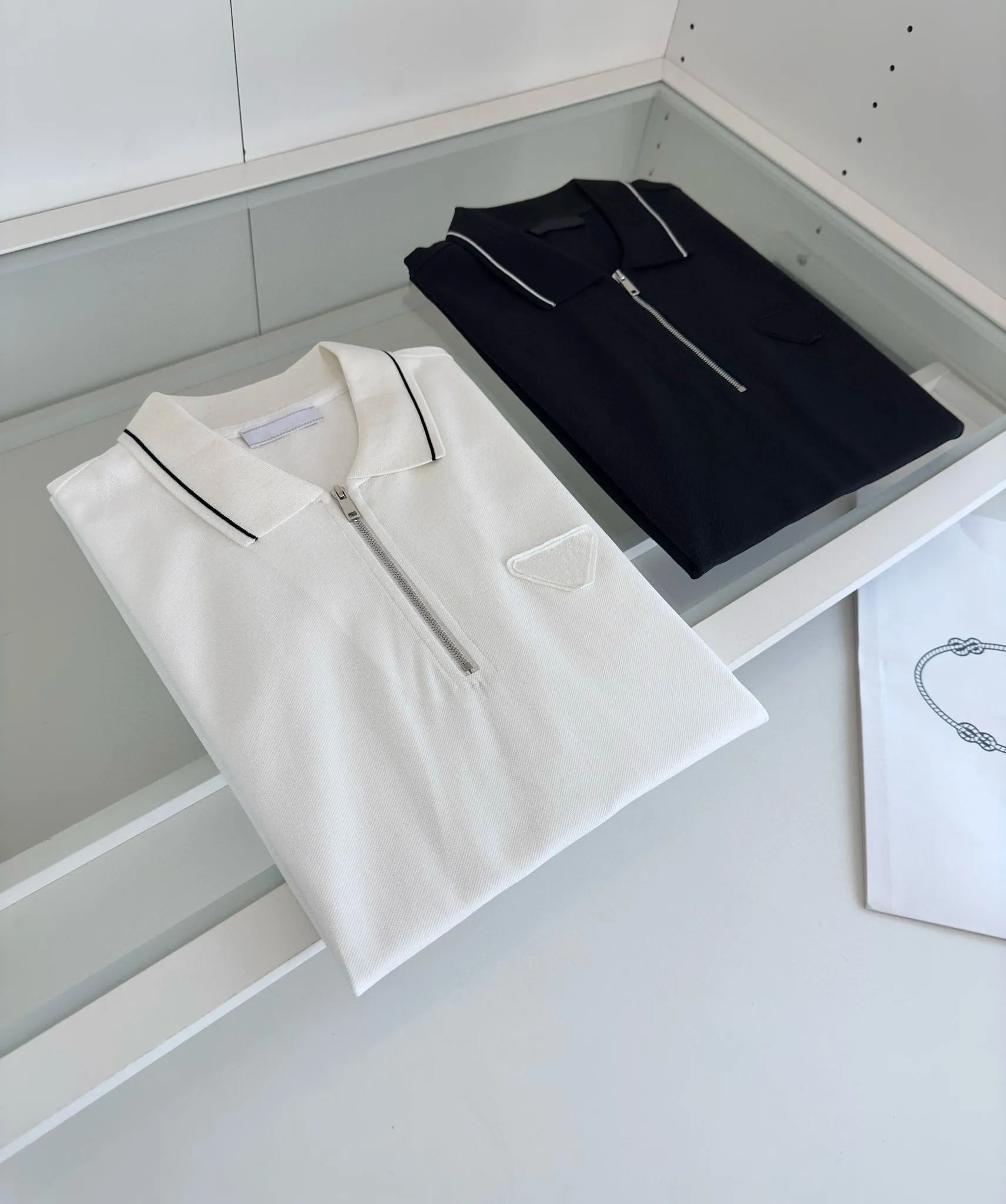2024 das neueste Sommer-Herren-Poloshirt, modisches Halbreißverschluss-Design, kurzärmeliges T-Shirt in asiatischer Größe, hochwertiges Luxusmarken-Designer-Poloshirt