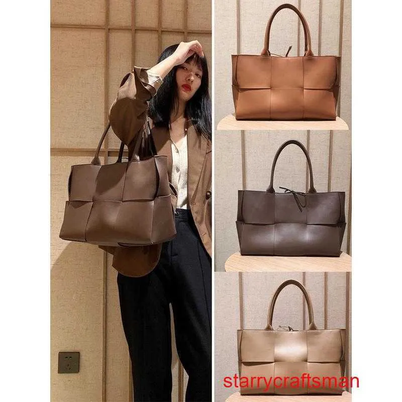 Botte Venetas Arco Sacs fourre-tout Sacs à main en cuir véritable 2024 Sac Automne-Hiver Nouveau Grand Sac Sac fourre-tout tissé Femme Cuir véritable Simple et polyvalent LargeHB2 avec logo