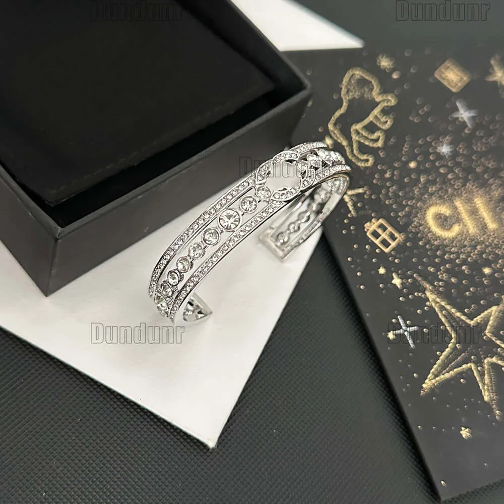 Bracciale di design per canale di lusso da donna Bracciale con ciondolo a collegamento fortunato Gioielli brillanti e accattivanti Regali per le feste delle signore 0125