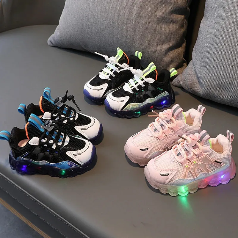 Childrens LED Sneakers Boys Fashion Lighted Buty Dziewczęta Niezlepie Luminous Footear Soft Bottom Kids Sport Casual 240223