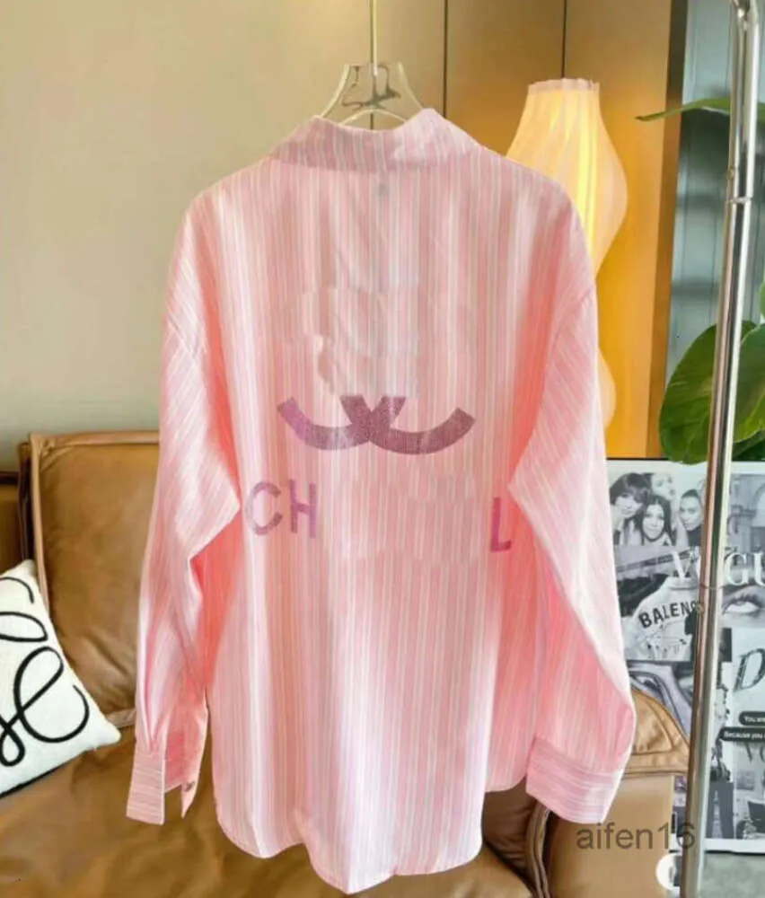 2024 Высококачественная роскошная дизайнерская женская рубашка большого размера с вышивкой, свободная одежда больших размеров в полоску с розовыми лацканами и длинным рукавом. Солнцезащитная одежда.