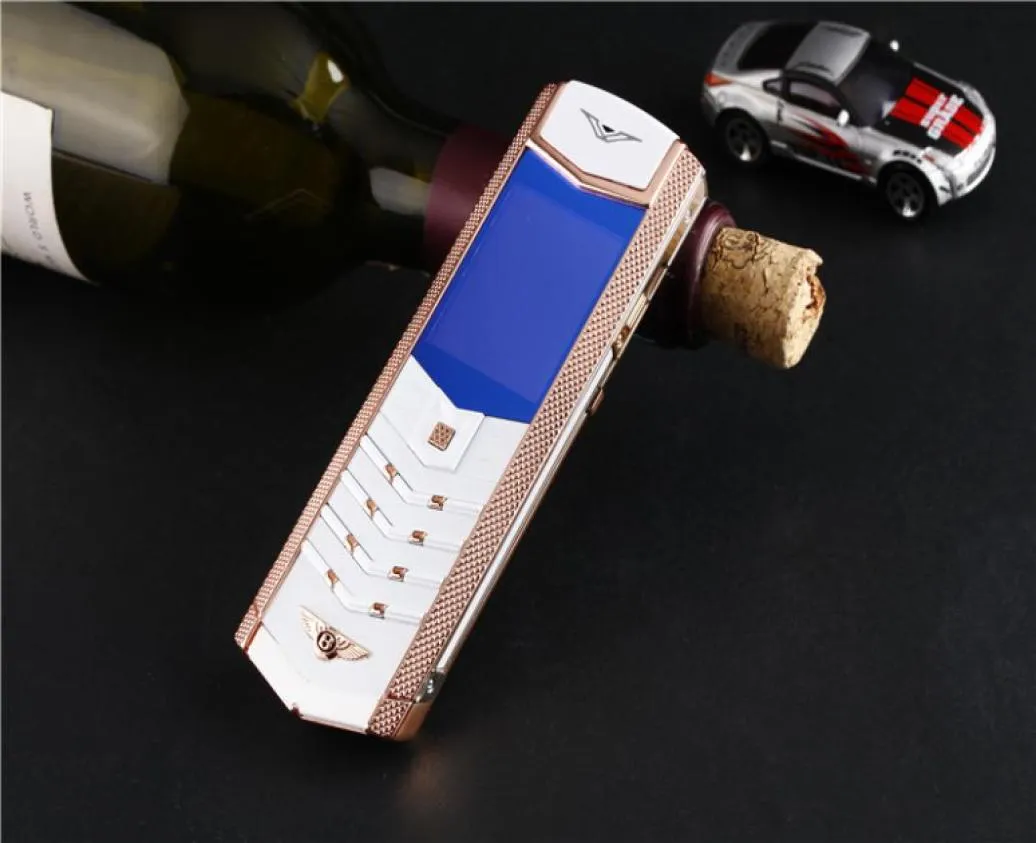 Ontgrendelde luxe gouden handtekening dubbele simkaart Mobiele telefoons roestvrijstalen lederen behuizing MP3-camera Bluetooth 8800 metalen mobiele telefoon3918373