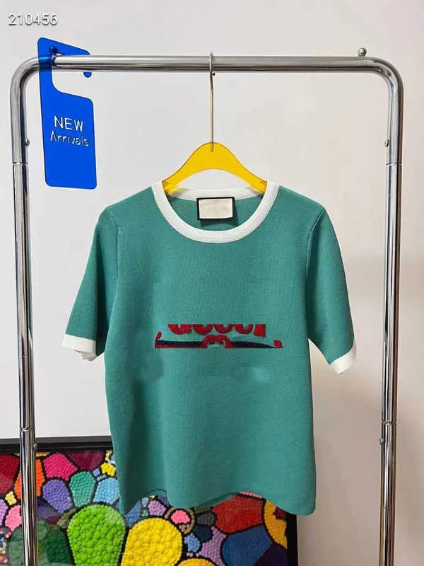 レディースTシャツデザイナー早春に新しいレターステッカー刺繍群れ文字ニットグリーントッププレーンコントラストショートニットラウンドネックスリーブTシャツ女性用