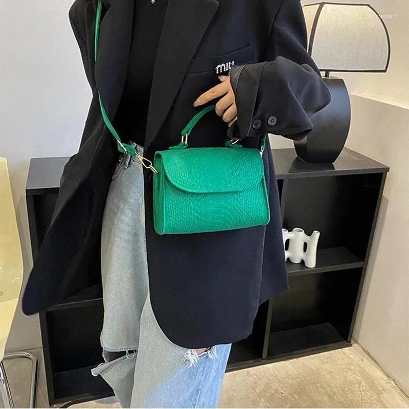 Kvällspåsar Minimalistisk struktur Enkel axelväska för kvinnors tidiga våren Luxury Solid Color Mobile Crossbodybag