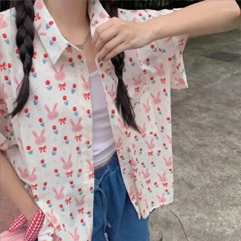 Женские блузки, винтажные рубашки с розовым цветком и полным принтом, рубашки с героями мультфильмов, блузка на пуговицах в стиле преппи, свободные летние женские топы с короткими рукавами