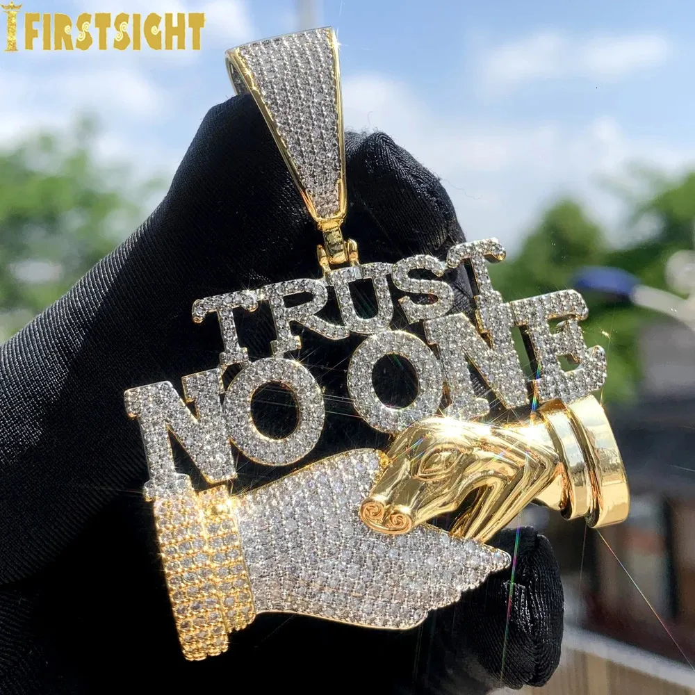 Iced Out Bling Letras Confie em Ninguém Pingente Colares Dois Tons Cz Zircon Shake Hand Charm Mens Mulheres Hip Hop Jóias 240226