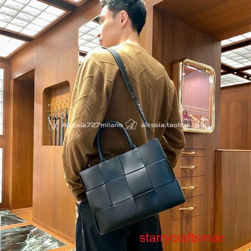 Botte Venetas Arco Tote Bags Genuine Leather Handbags Alessia Milan Baodie Family 24 Year Old Mens Wide Woven Arco Small Tote BagHB with logo