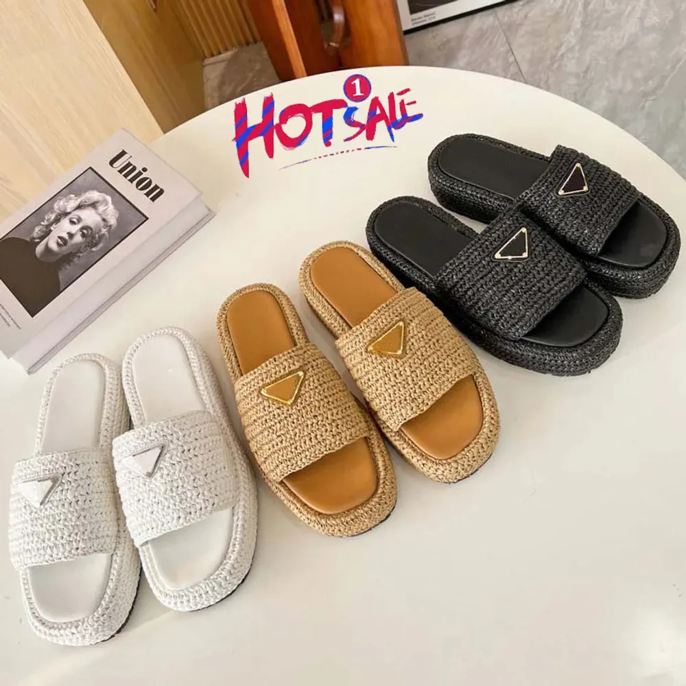 2024 Neue Prad-Dreieck-Strohweb-Slipper-Sandale, Plateau-Bast-Hausschuhe, Designer-Damen-Herren-Sommer-Flachabsatz, lässige Flip-Flops im Freien, Pool, Sliders, Strandschuh