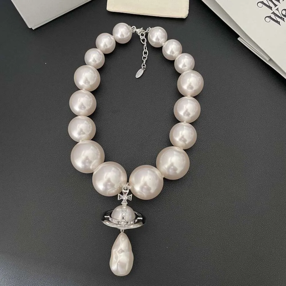 デザイナーviviennesss Westwoods Vivenne Westwoods Jewelry Empress Dowager Xiは、女性のための3次元土星の大きな真珠のネックレスを誇張しています